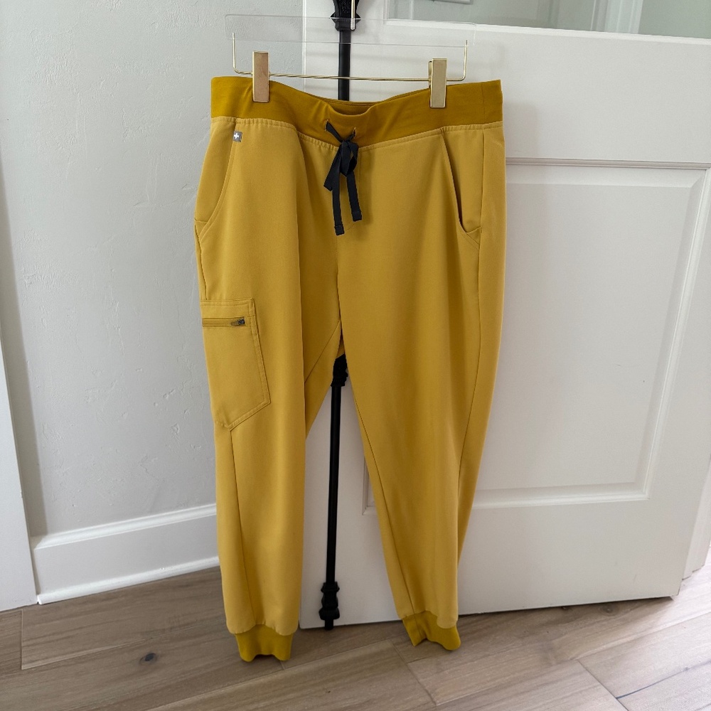 FIGS Zamora LIGHT GOLD Jogger Scrub Pants - Size Large Petite